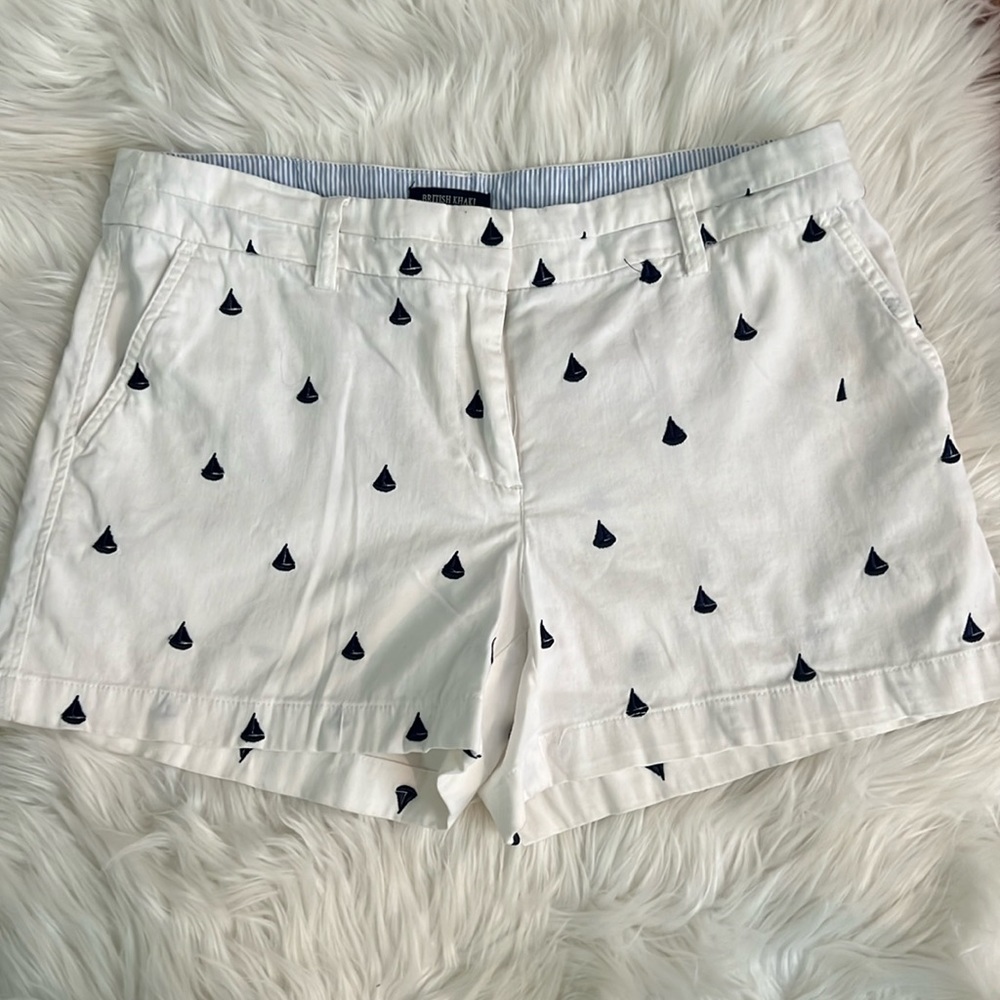 British Khaki White W/ Blue Sailboats Shorts Size 10